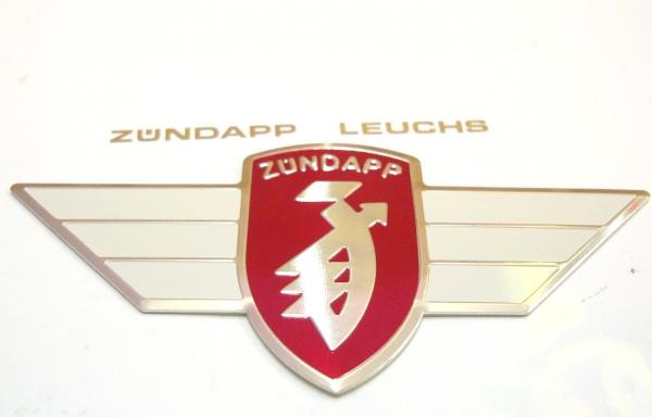 1 x Zündapp Flügelemblem Rot / Gold Blech 3,5 x 7cm massiv Emblem Abzeichen